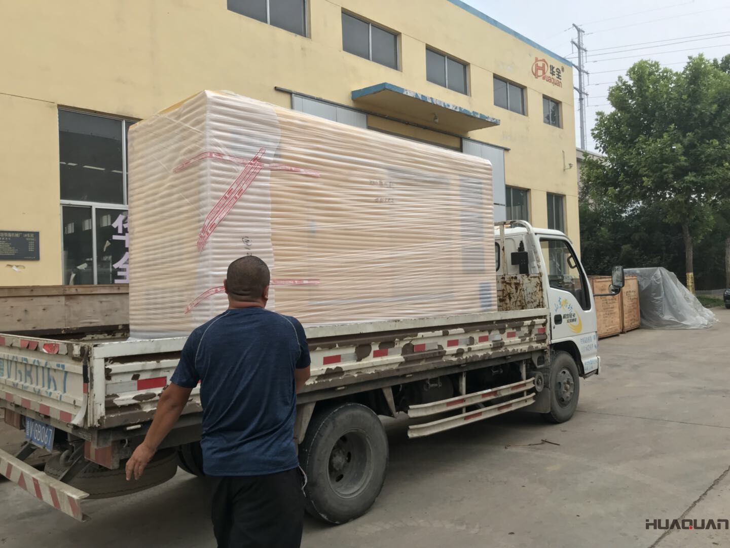7月7日一臺HQ200NF靜音箱燃?xì)獍l(fā)電機組成功發(fā)往陜西省