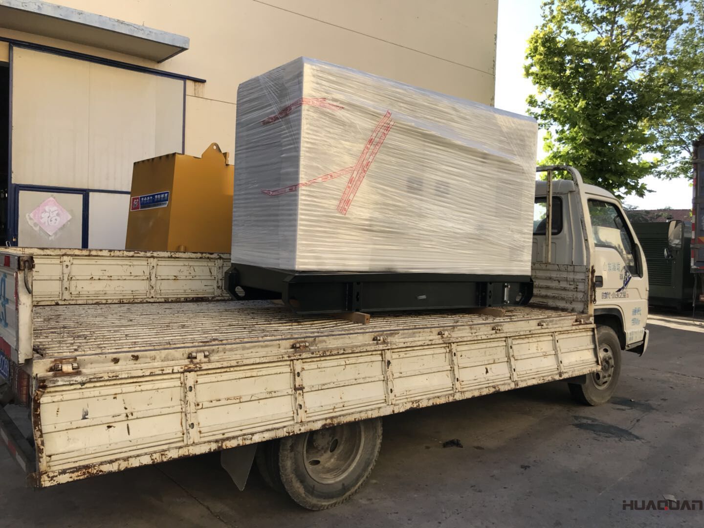 一臺50kw靜音箱柴油發電機組于8月20日順利發往廣東