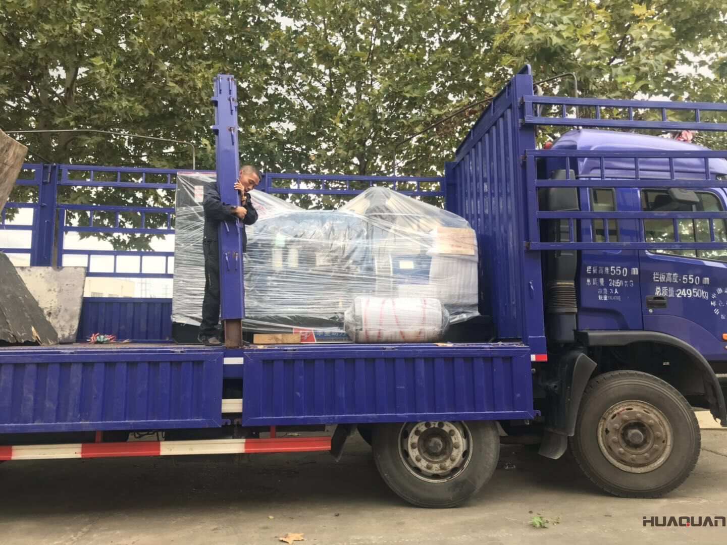 遼寧岳先生10月25日從華全動力訂購了一臺300kw底座油箱立柜四保護(hù)柴油發(fā)電機(jī)組，現(xiàn)已順利發(fā)往目的地