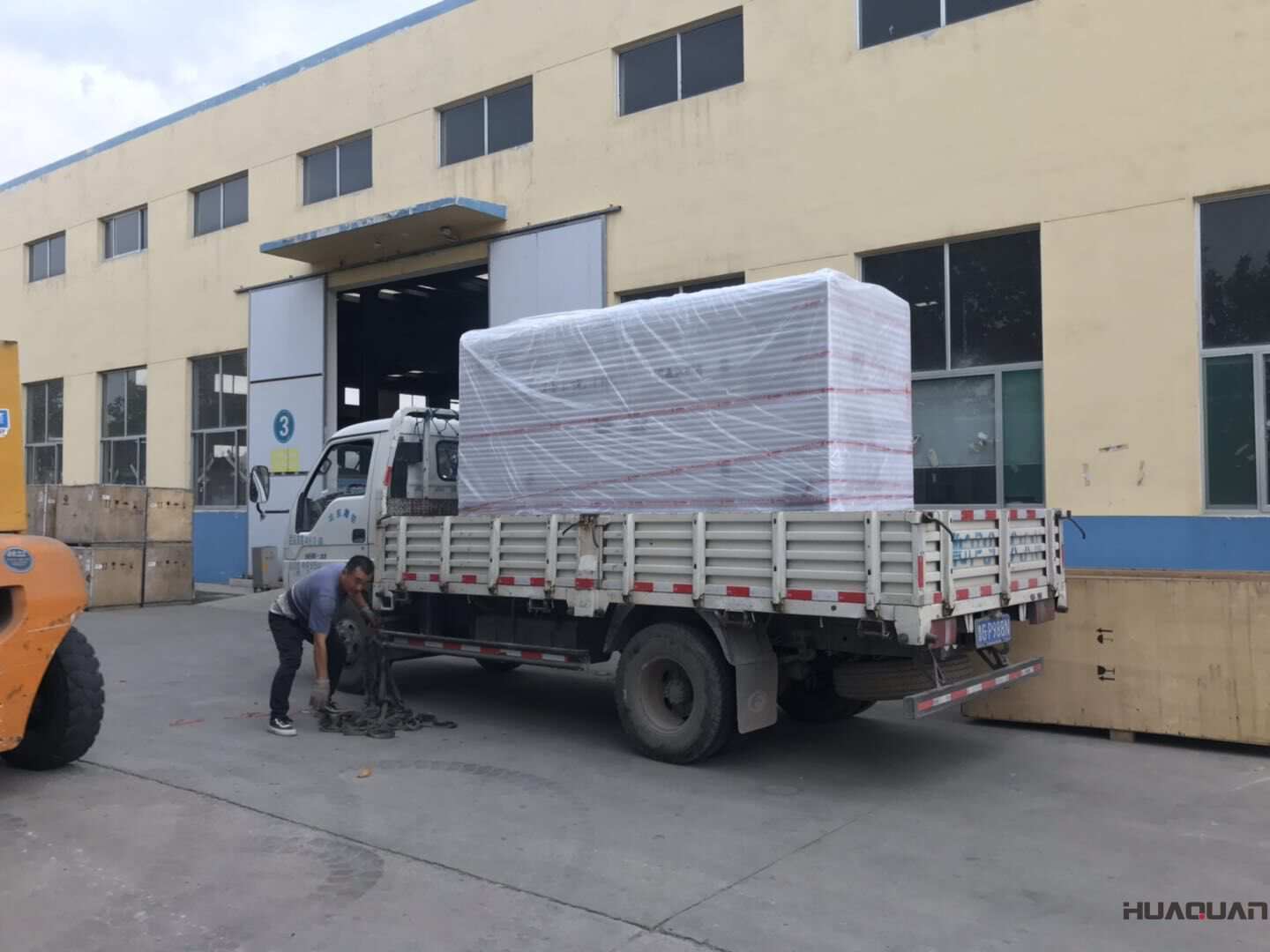 河北申先生10月24日從華全動力訂購了一臺75kw移動靜音拖車柴油發電機組，現已順利發往目的地