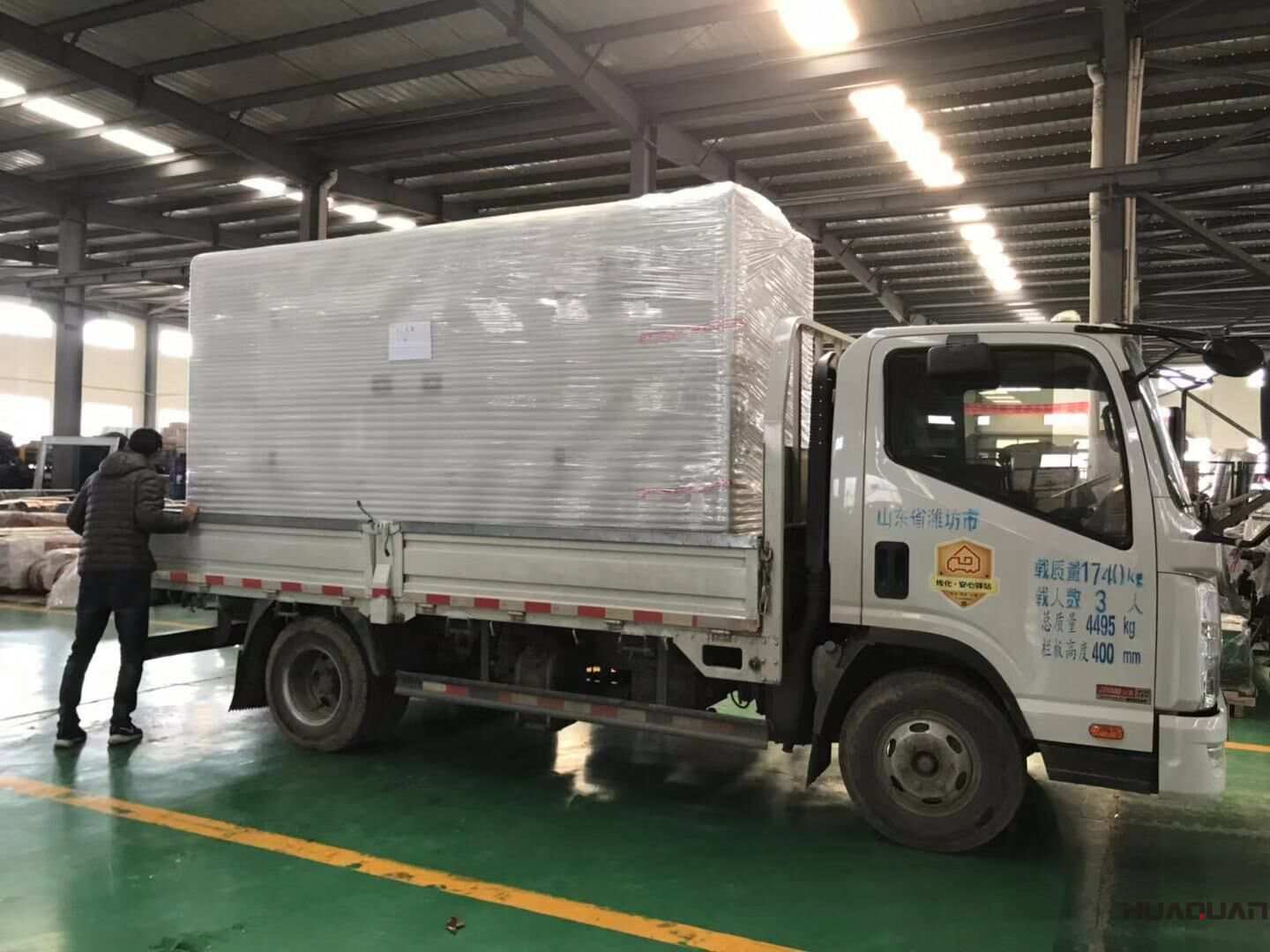 11月15日，楊先生從華全動力采購的一臺260kw靜音箱柴油發電機組已經承購發往河北省