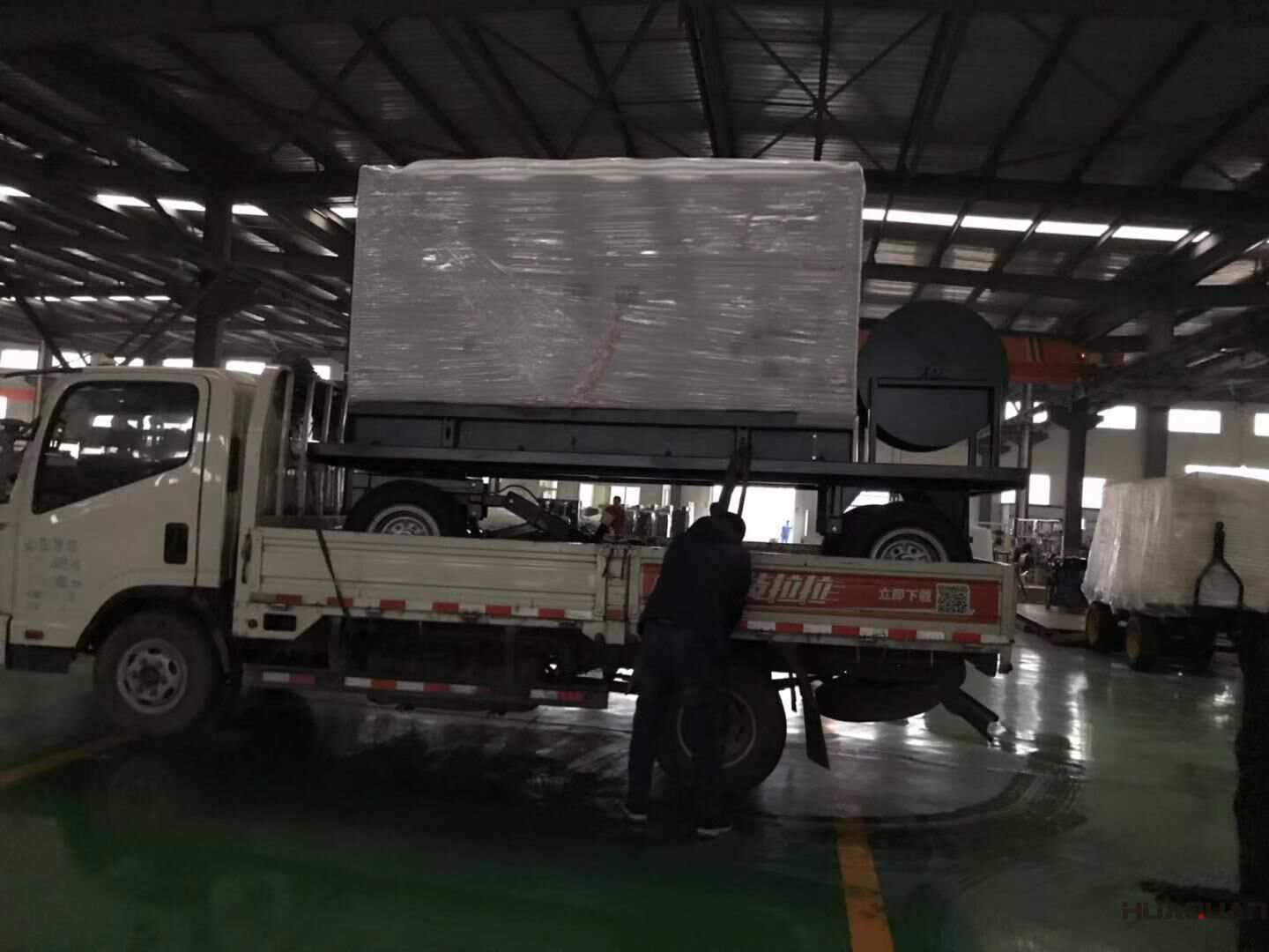 11月28日，葉先生從華全動力訂購的一臺120kw移動靜音拖車柴油發(fā)電機(jī)組現(xiàn)已成功發(fā)往遼寧省