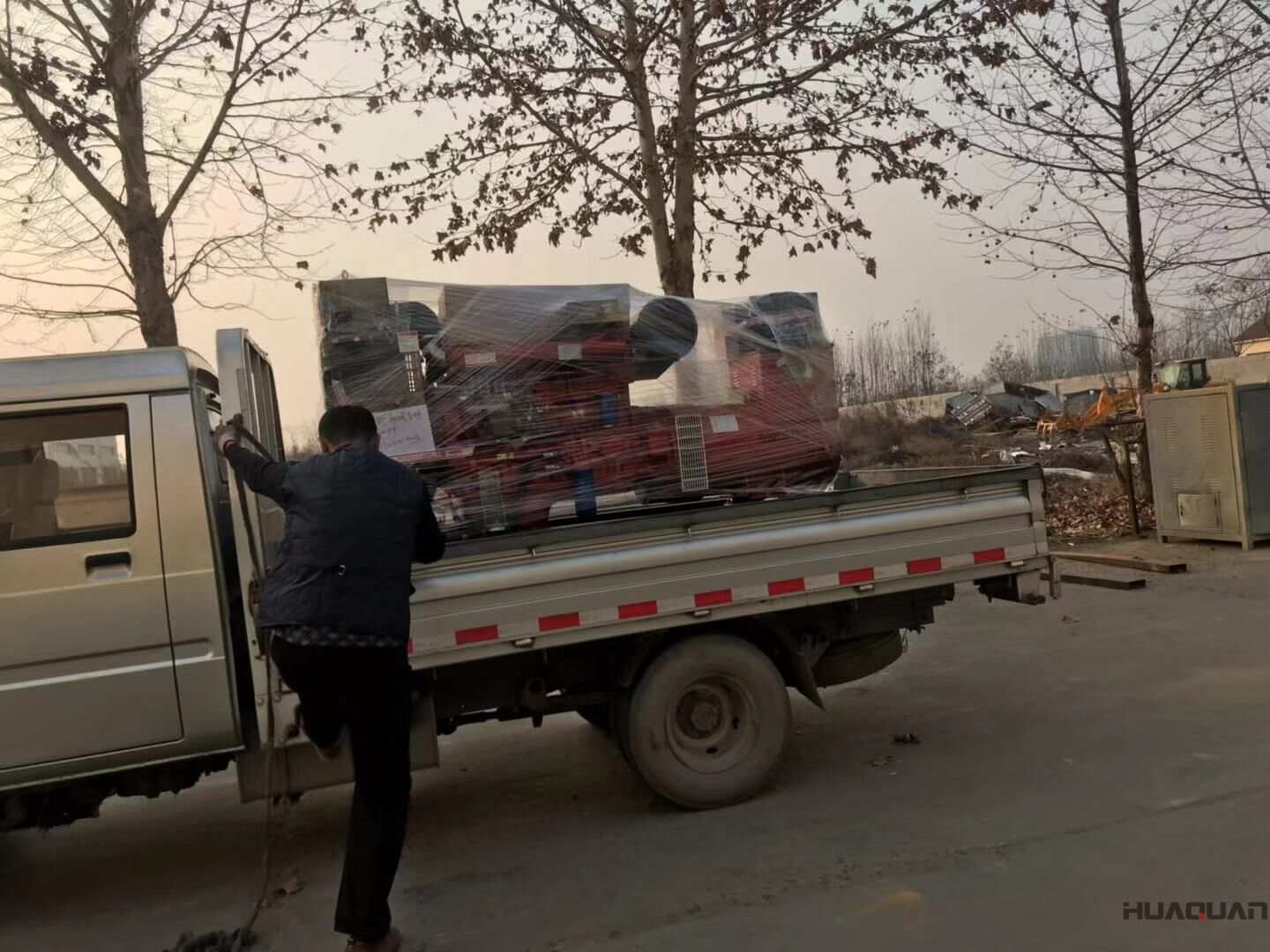 11月30日，張先生從華全動(dòng)力訂購(gòu)的一臺(tái)120kw自動(dòng)化柴油發(fā)電機(jī)組現(xiàn)已成功發(fā)往山東省