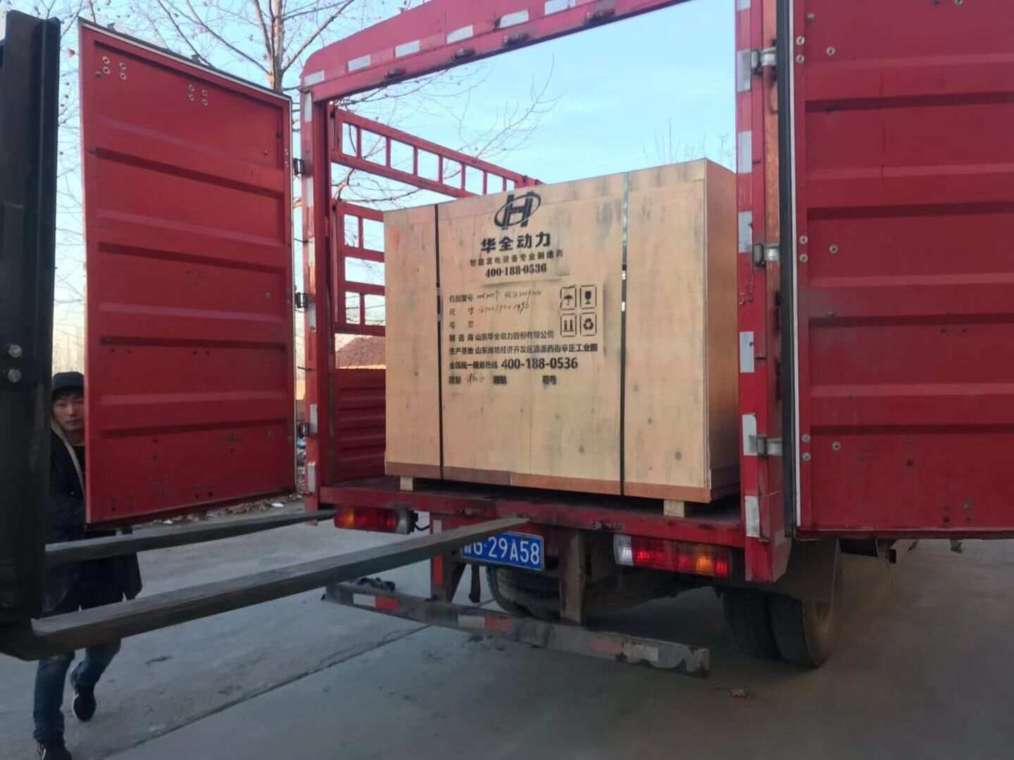 12月10日，熊先生從華全動力采購的一臺20kw標(biāo)配柴油發(fā)電機(jī)組順利發(fā)往山東省