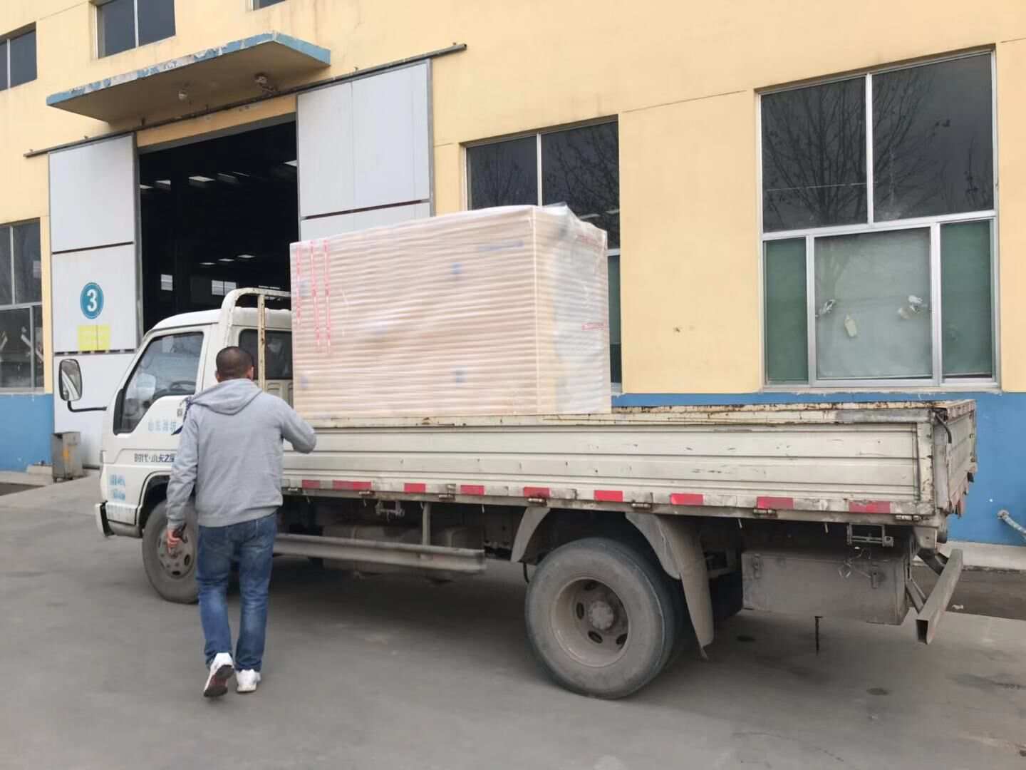 12月14日，王先生從華全動力訂購的15kw靜音箱柴油發(fā)電機(jī)組順利發(fā)往山東省