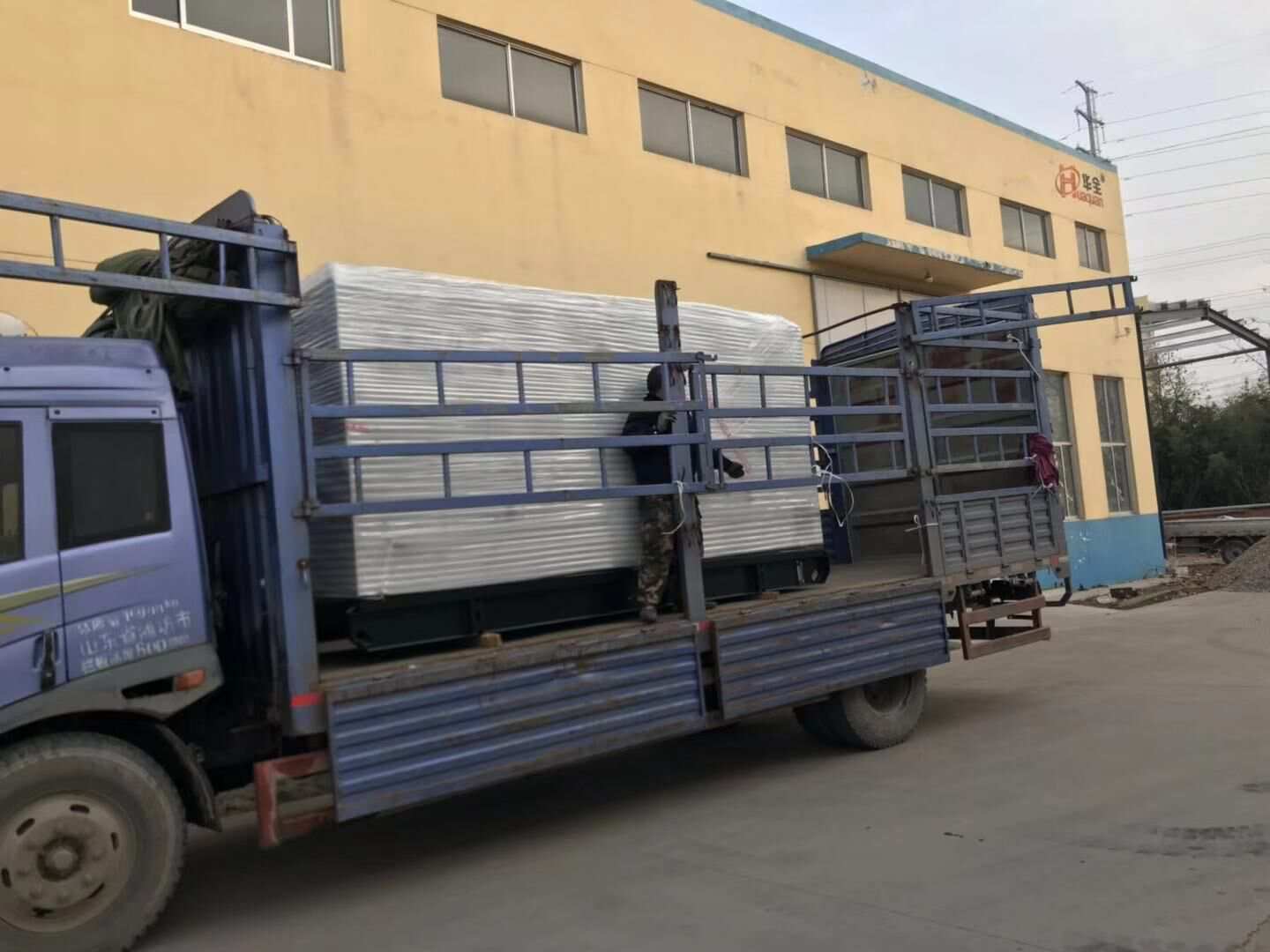 樊先生從華全動力采購的250kw立柜式柴油發(fā)電機(jī)組于12月22日成功發(fā)往山西省