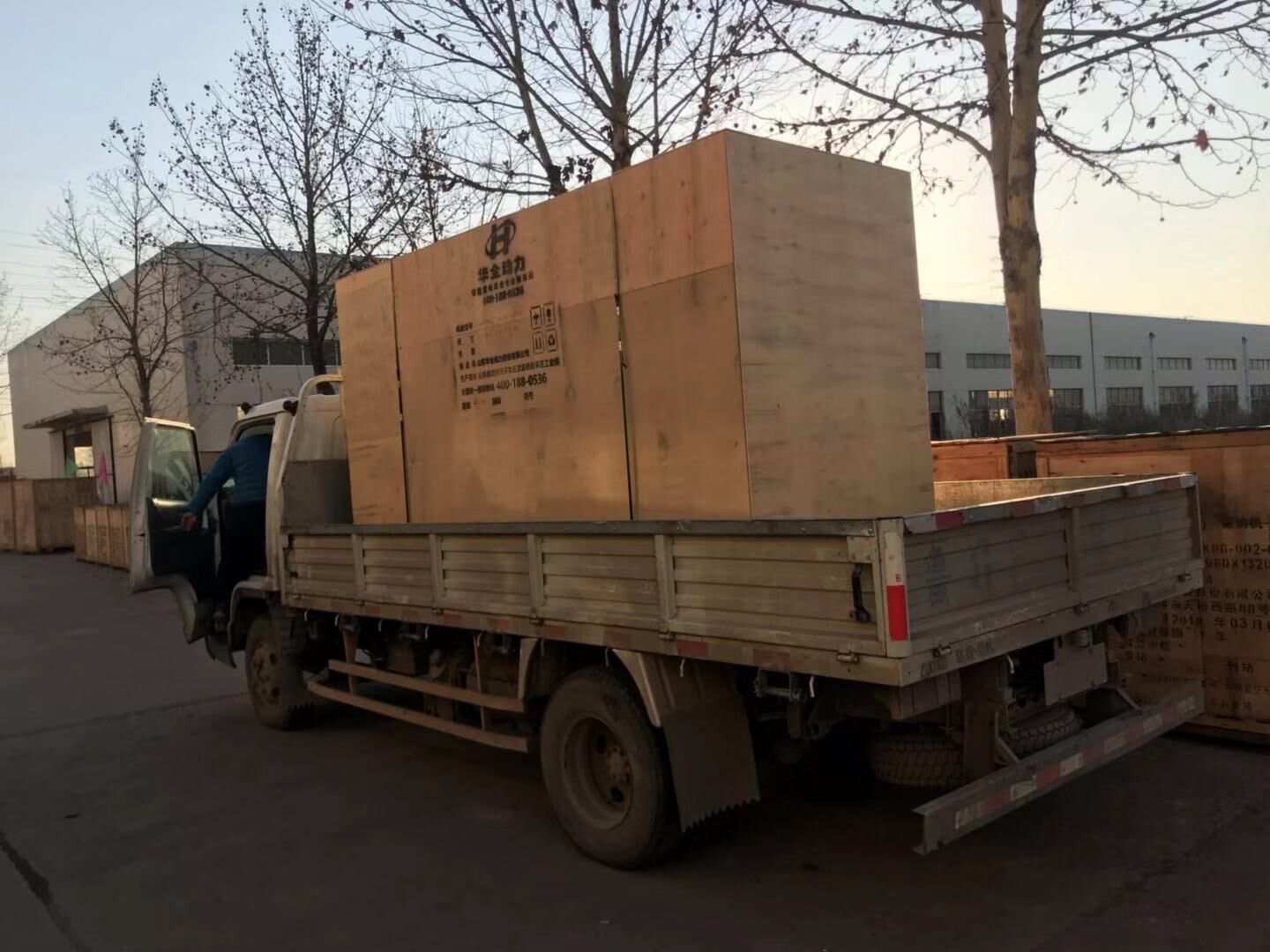 鄒先生從華全動力訂購的800kw靜音箱柴油發(fā)電機(jī)組已于12月26日順利發(fā)往山東省