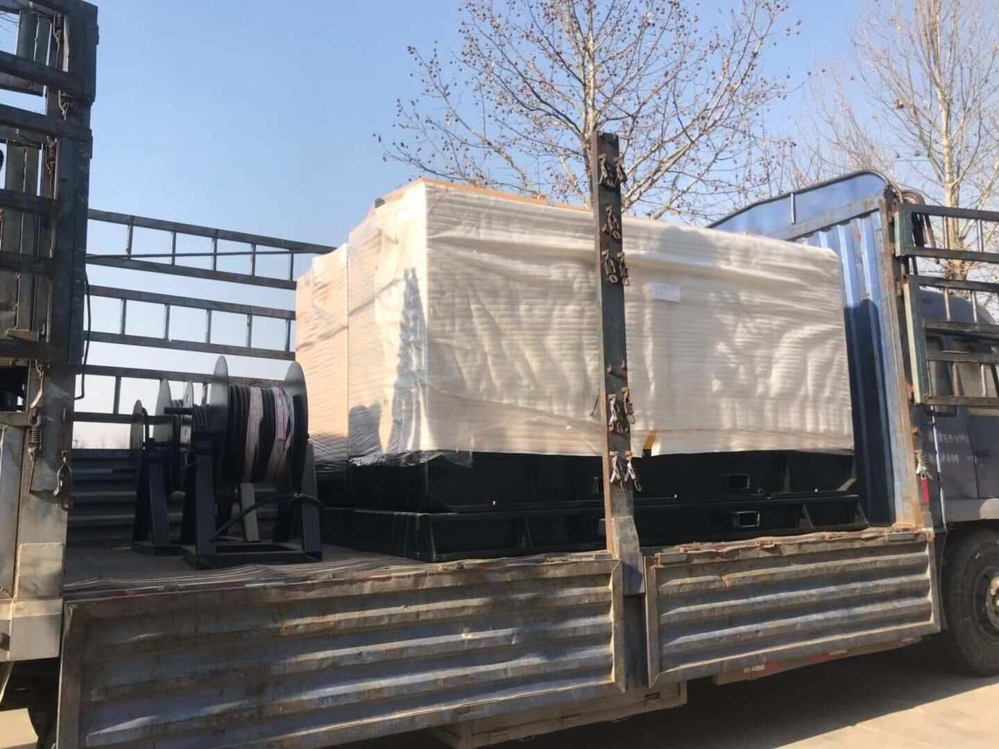 1月16日，謝先生從華全動力采購的380kw標配柴油發(fā)電機組成功發(fā)往山東省