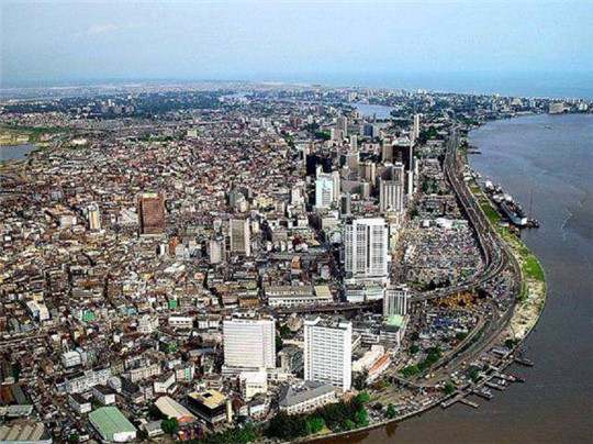 在尼日利亞，一臺發電機組，“電”亮一座城