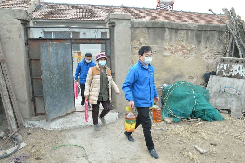 華全動力黨支部一行向困難群眾送去花生油、大米和美酒禮盒等禮品