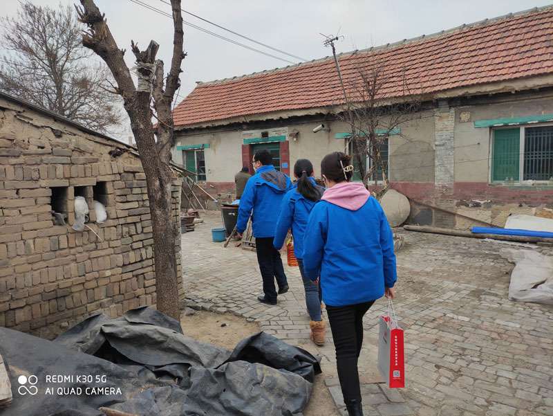 華全動力黨支部一行向困難群眾送去花生油、大米和美酒禮盒等禮品