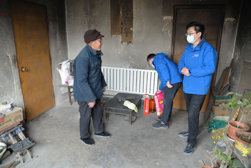 華全動力黨支部一行向困難群眾送去花生油、大米和美酒禮盒等禮品