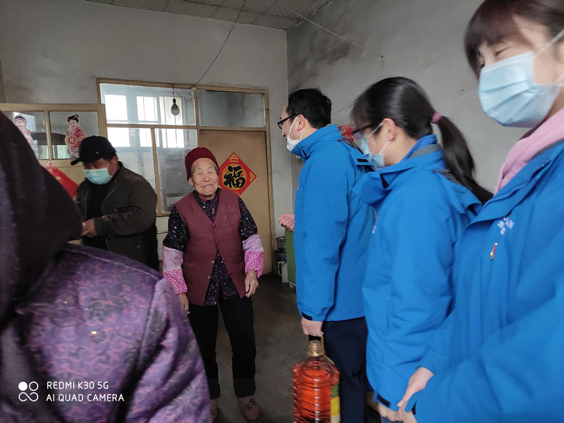 華全動力黨支部一行向困難群眾送去花生油、大米和美酒禮盒等禮品