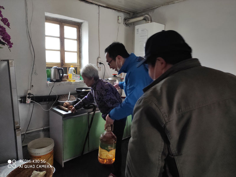 華全動力黨支部一行向困難群眾送去花生油、大米和美酒禮盒等禮品