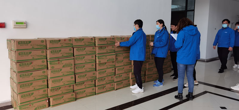 清明假期，華全集團員工領(lǐng)取生態(tài)白蓮藕禮物